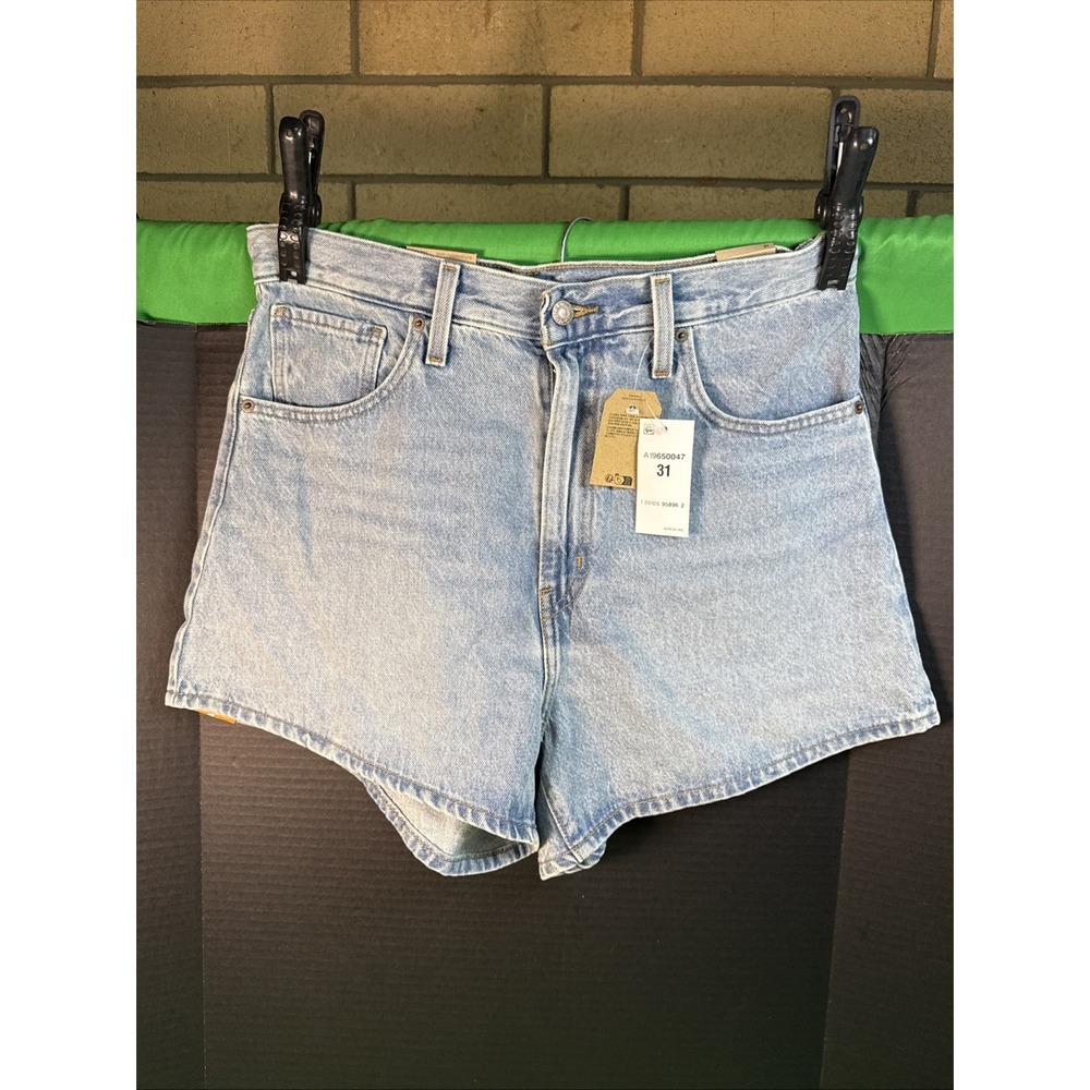 NWT Levis Womens High-Waisted Denim Mom Shorts Light Wash A19650047 Size 31